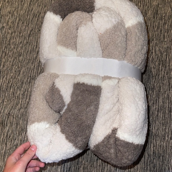 UGG Bedding Ugg Rosaleen King Blanket Seal Gray Nwt Poshmark